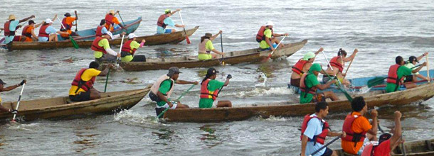 Départ de la course de pirogues traditionnelles Départ de la course de pirogues traditionnelles